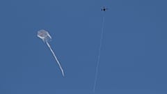 Eine israelische Drohne greift einen palästinensischen Flugdrachen an