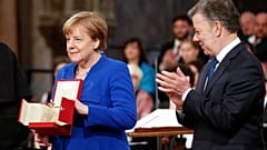 Меркель вручили "Лампаду мира"