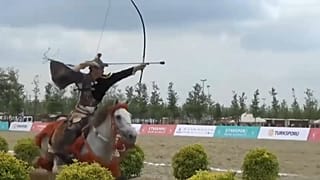الرماية على ظهور الخيل تثير الجماهير التركية