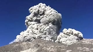 Aschewolke über Vulkan Merapi auf Java