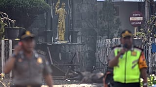 مقتل 13 شخصا في تفجيرات انتحارية بثلاث كنائس في إندونيسيا تبناها داعش