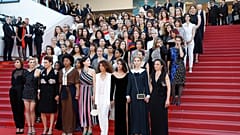مسيرة الممثلات على البساط الأحمر في مهرجان كان تضامنا مع المرأة