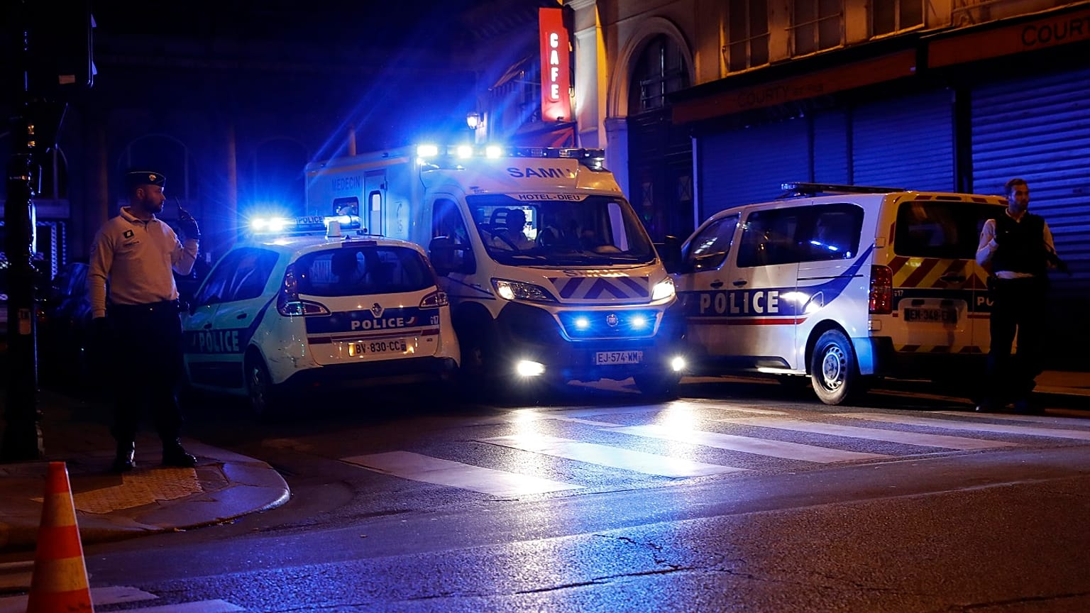 Μαρτυρίες για την επίθεση με μαχαίρι στο Παρίσι