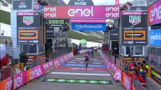 Giro : Simon Yates, toujours plus rose