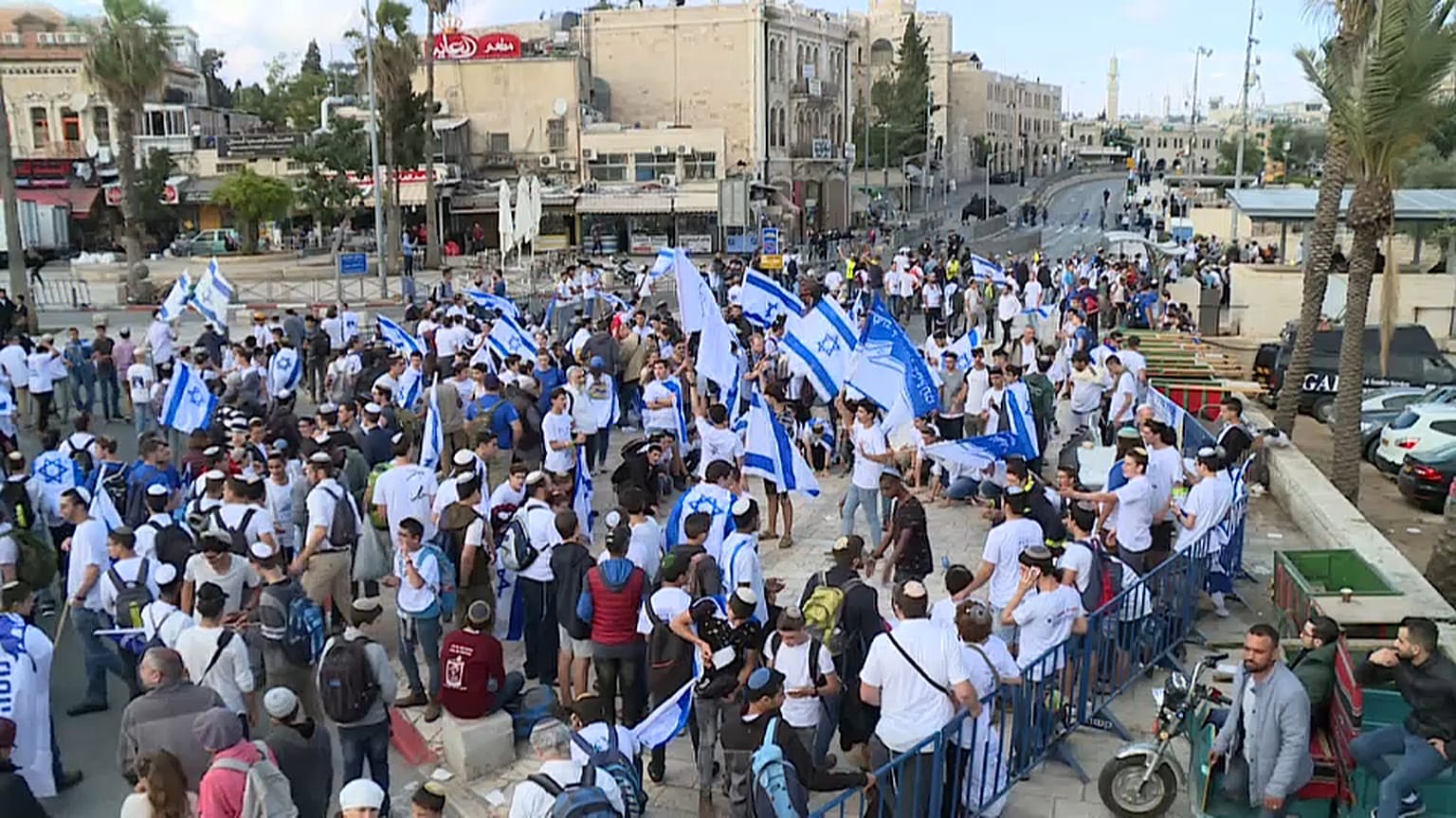 Tensión en la marcha de las banderas