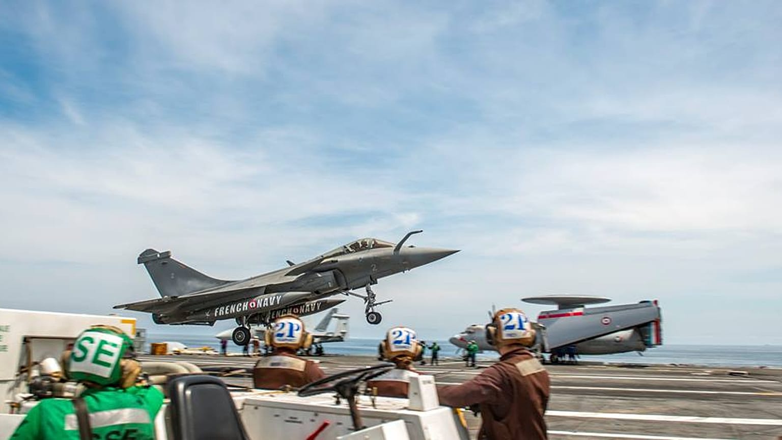 Un rafale français sur la piste du porte-avions américain USS Bush
