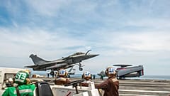 Un rafale français sur la piste du porte-avions américain USS Bush