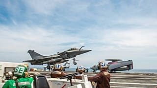 Un rafale français sur la piste du porte-avions américain USS Bush