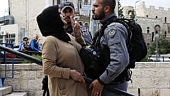 امرأة فلسطينية في مواجهة جندي اسرائيلي في البلدة القديمة بالقدس