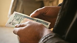 کاهش بی‌سابقه ارزش پول افغانستان