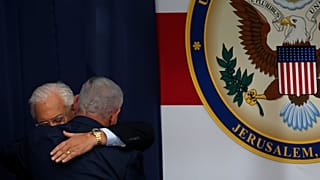Accolades entre Benjamin Netanyahu et David Friedman