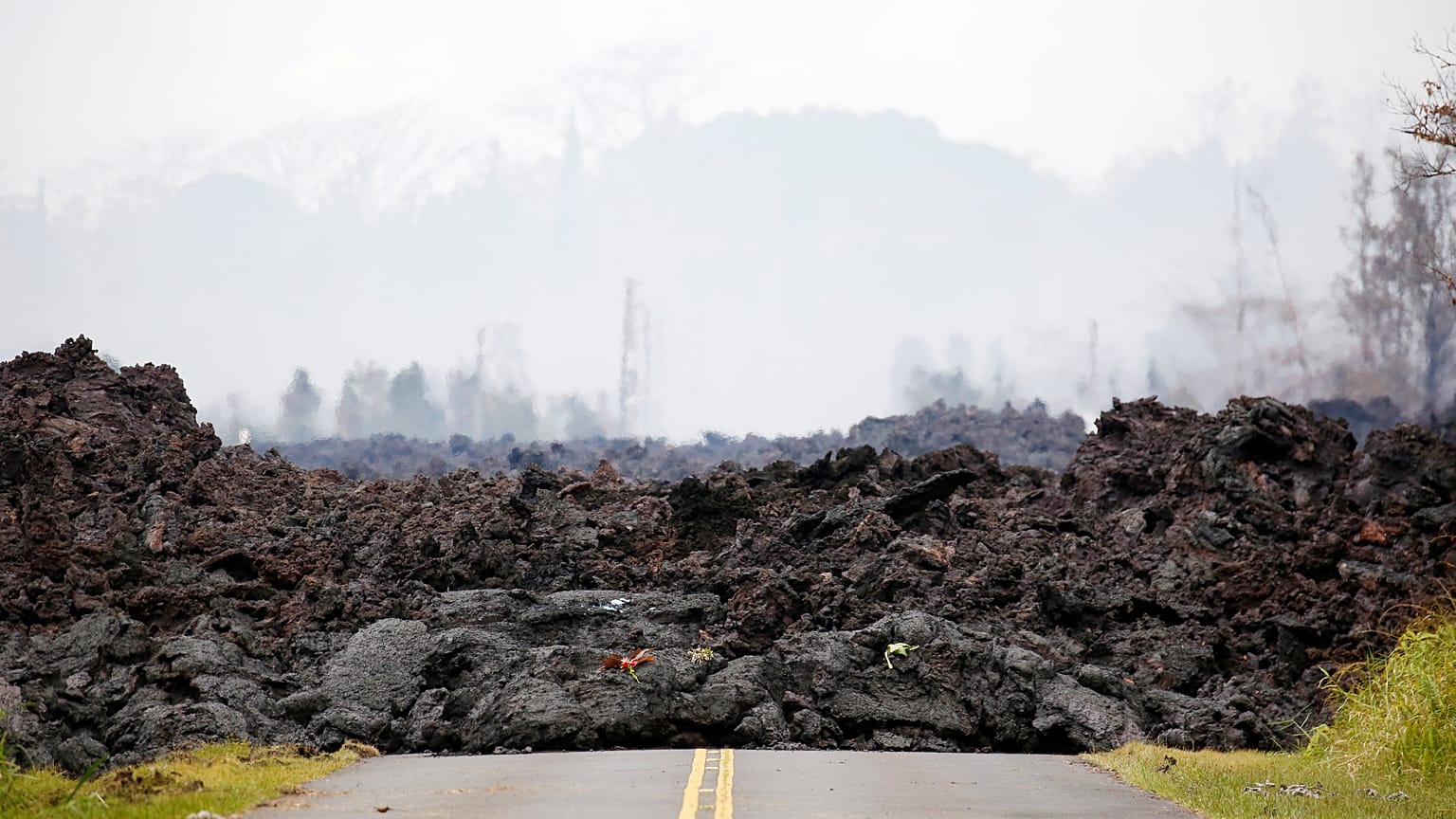 Hawaï : la lave menace les routes, d'autres évacuations à attendre 