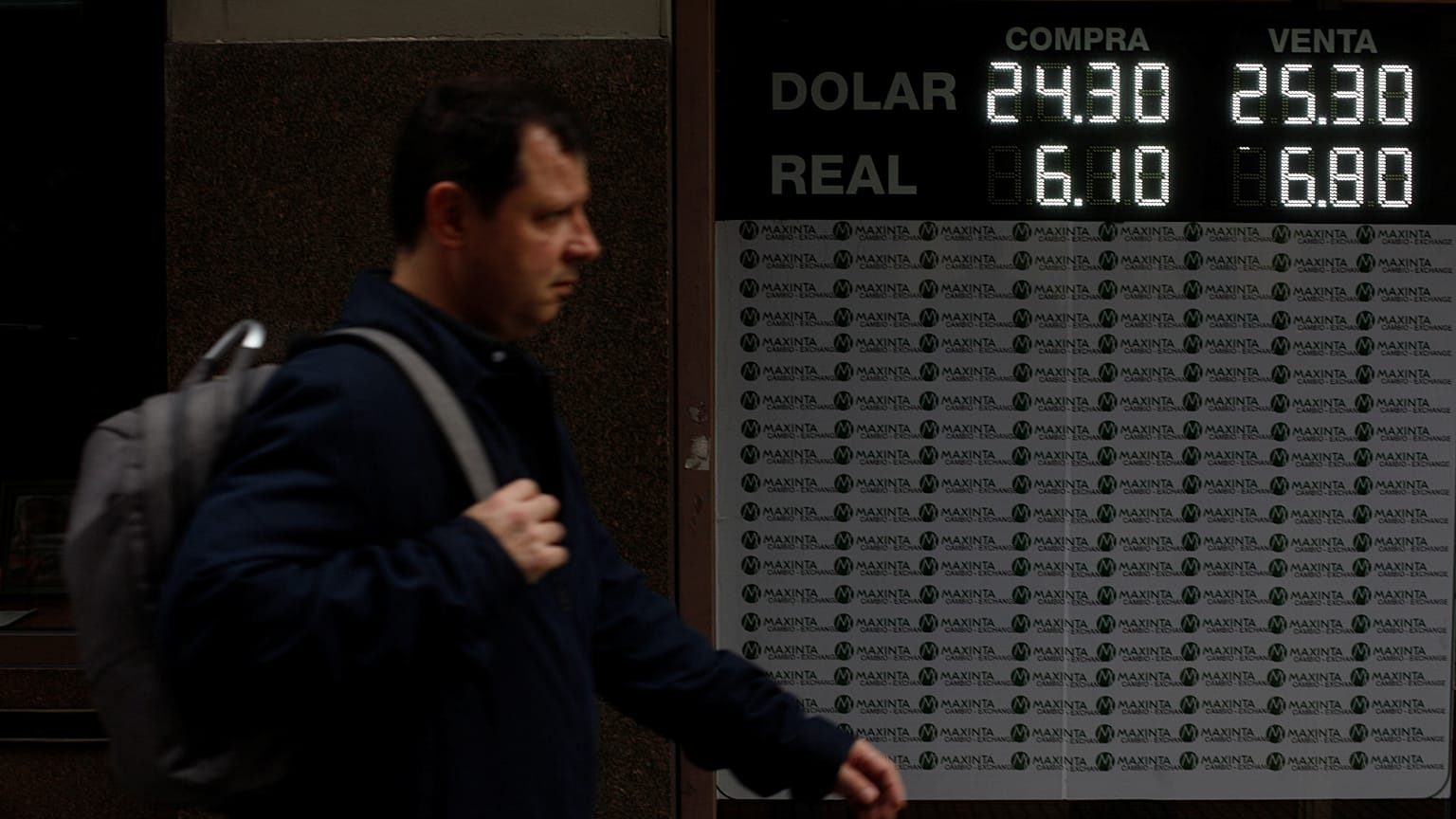 Argentina lucha por detener la caída del peso