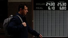 Argentina lucha por detener la caída del peso