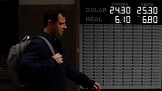 Argentina lucha por detener la caída del peso