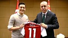 رجب طیب اردوغان رئیس‌جمهور ترکیه و مسعود اوزیل فوتبالیست ترک‌تبار آلمان