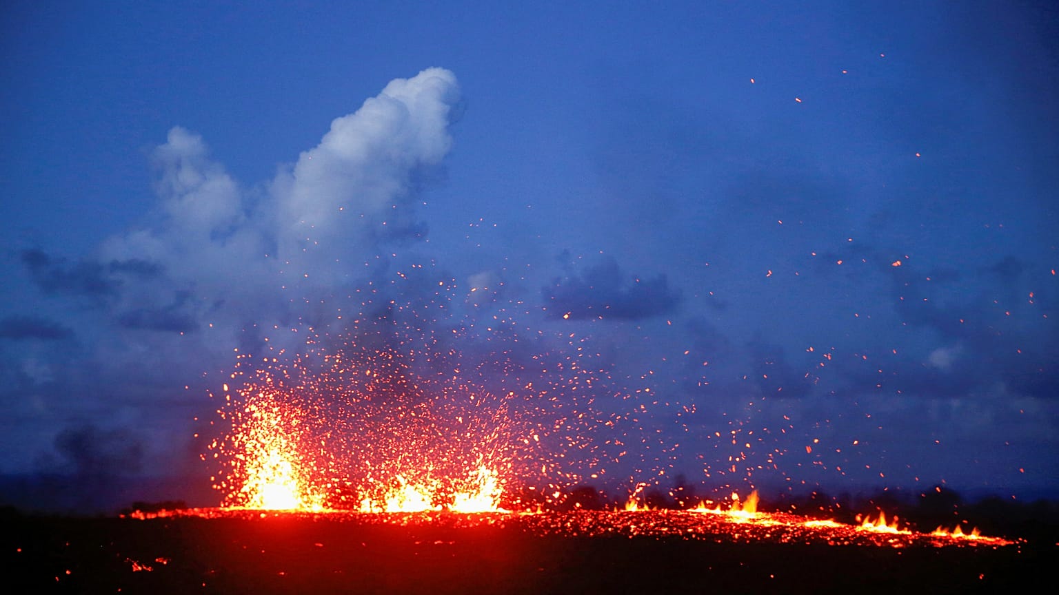 Lava continua a ameaçar casas e estradas no Havai