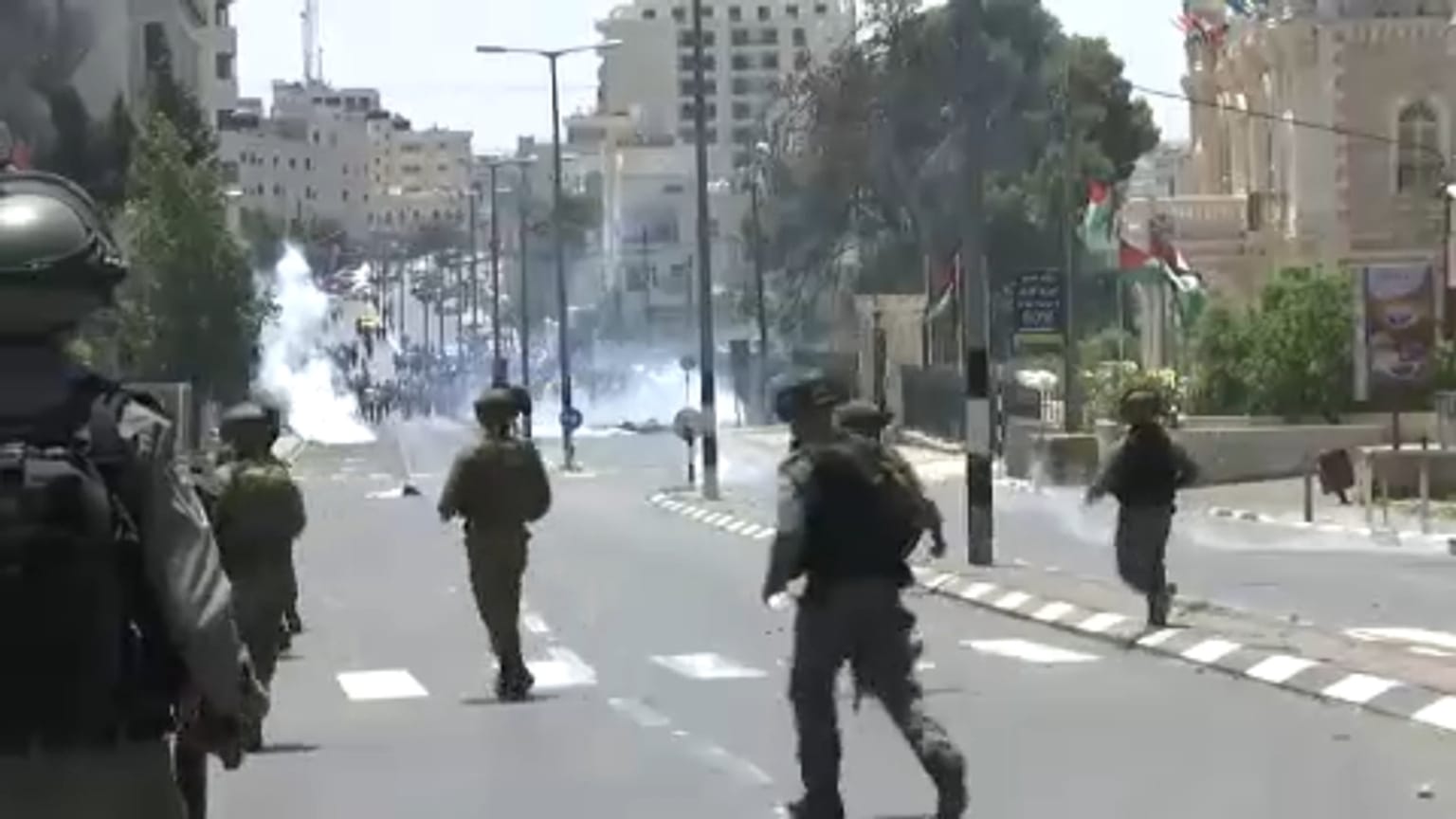 شاهد: إٍسرائيل تطلق قنابل الغاز على متظاهرين فلسطينيين في بيت لحم 
