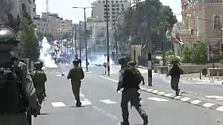 شاهد: إٍسرائيل تطلق قنابل الغاز على متظاهرين فلسطينيين في بيت لحم 