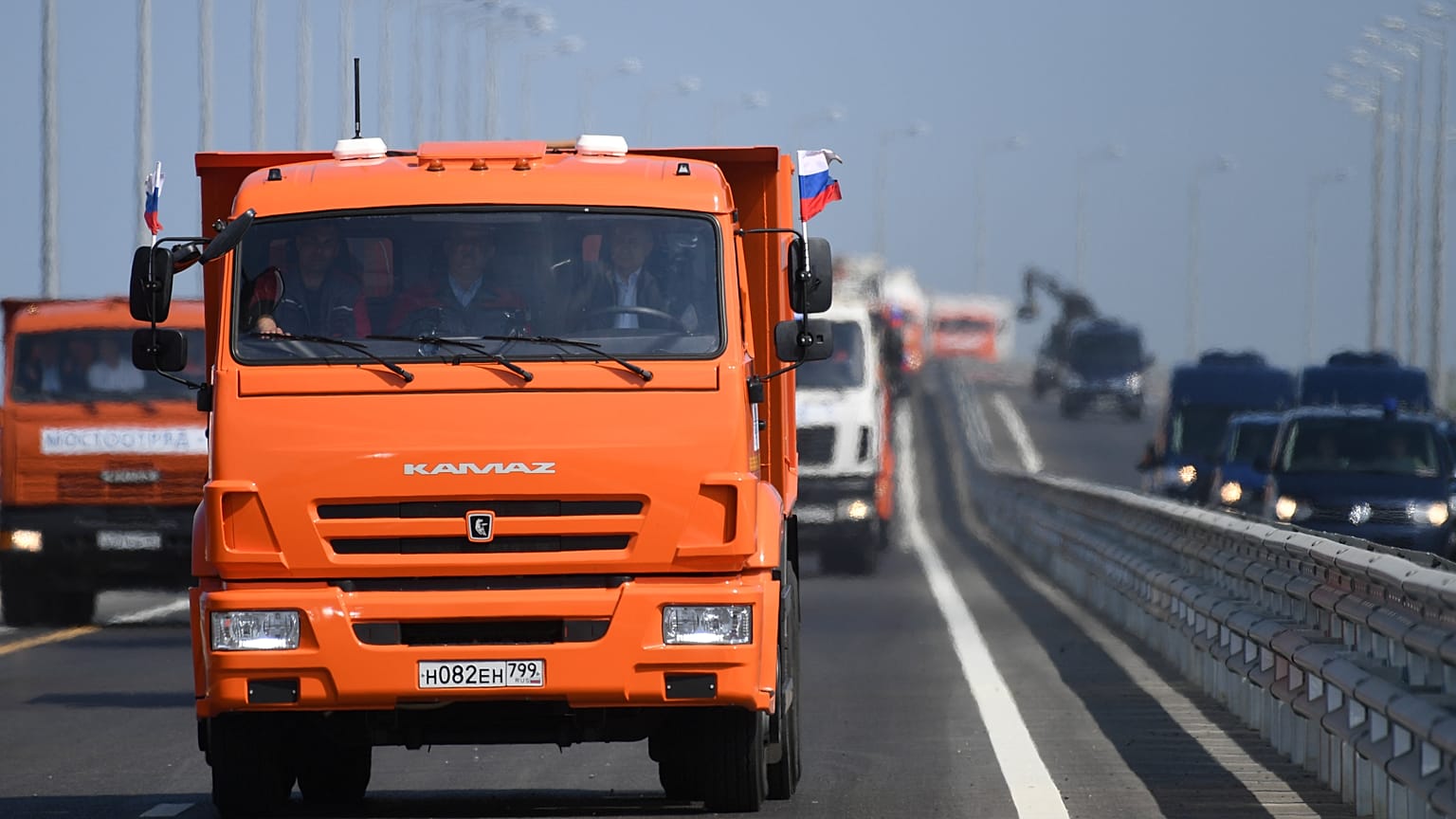Vladimir Putin inaugura ponte que liga a Crimeia à Rússia