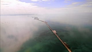 Putin inaugura el puente que une Crimea con Rusia al volante de un camión