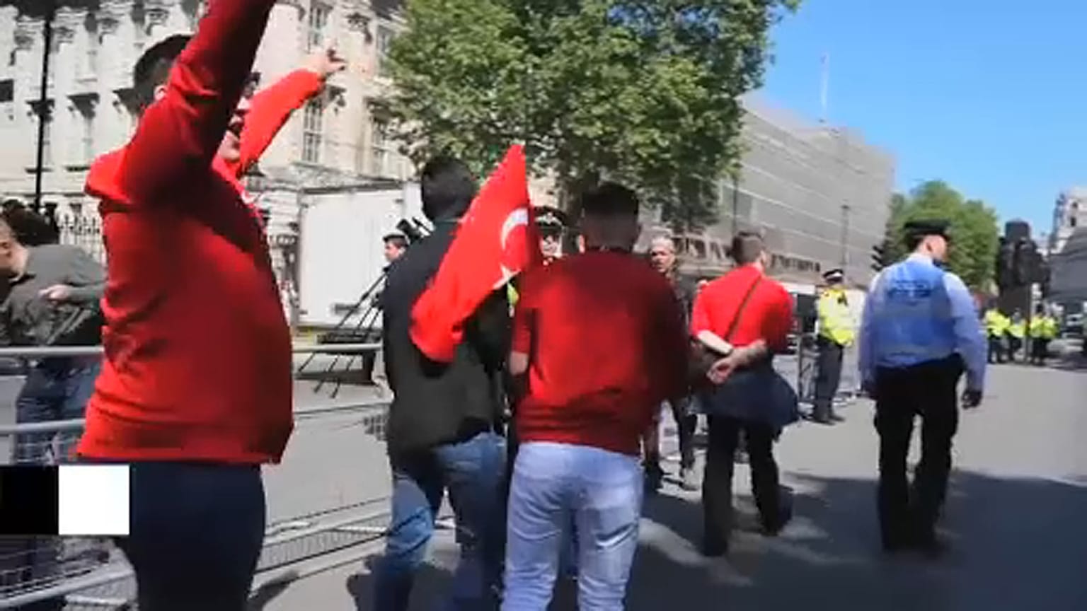 Erdoğan elnök látogatása ellen tüntettek Londonban