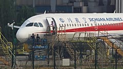 Windschutzscheibe kaputt: Pilot wird fast aus Flugzeug gesaugt