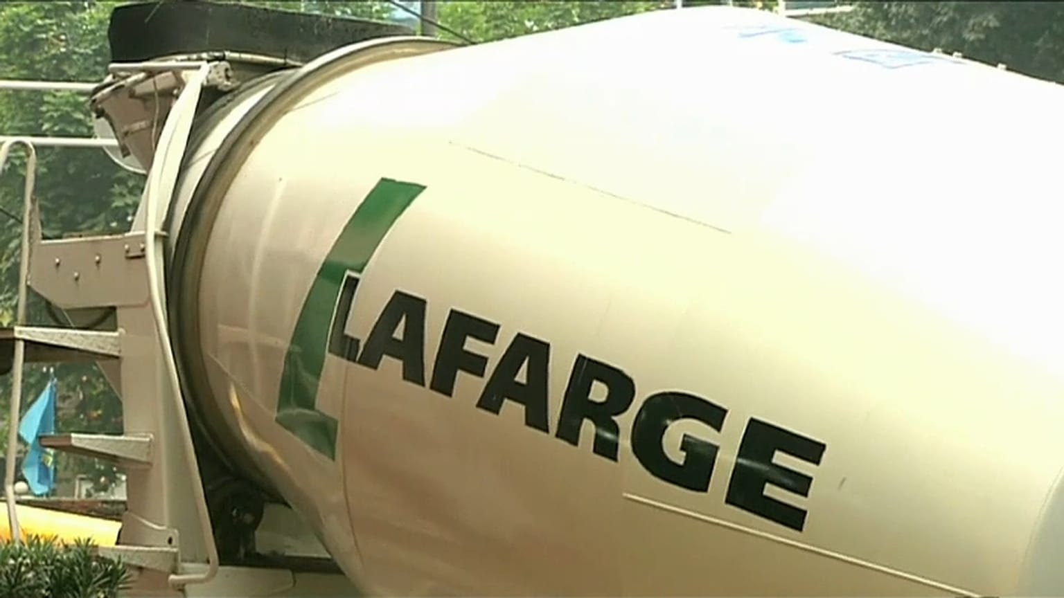 Lafarge обвиняют в преступлениях против человечности