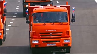 Путин за рулем "Камаза" первым проехал по Крымскому мосту