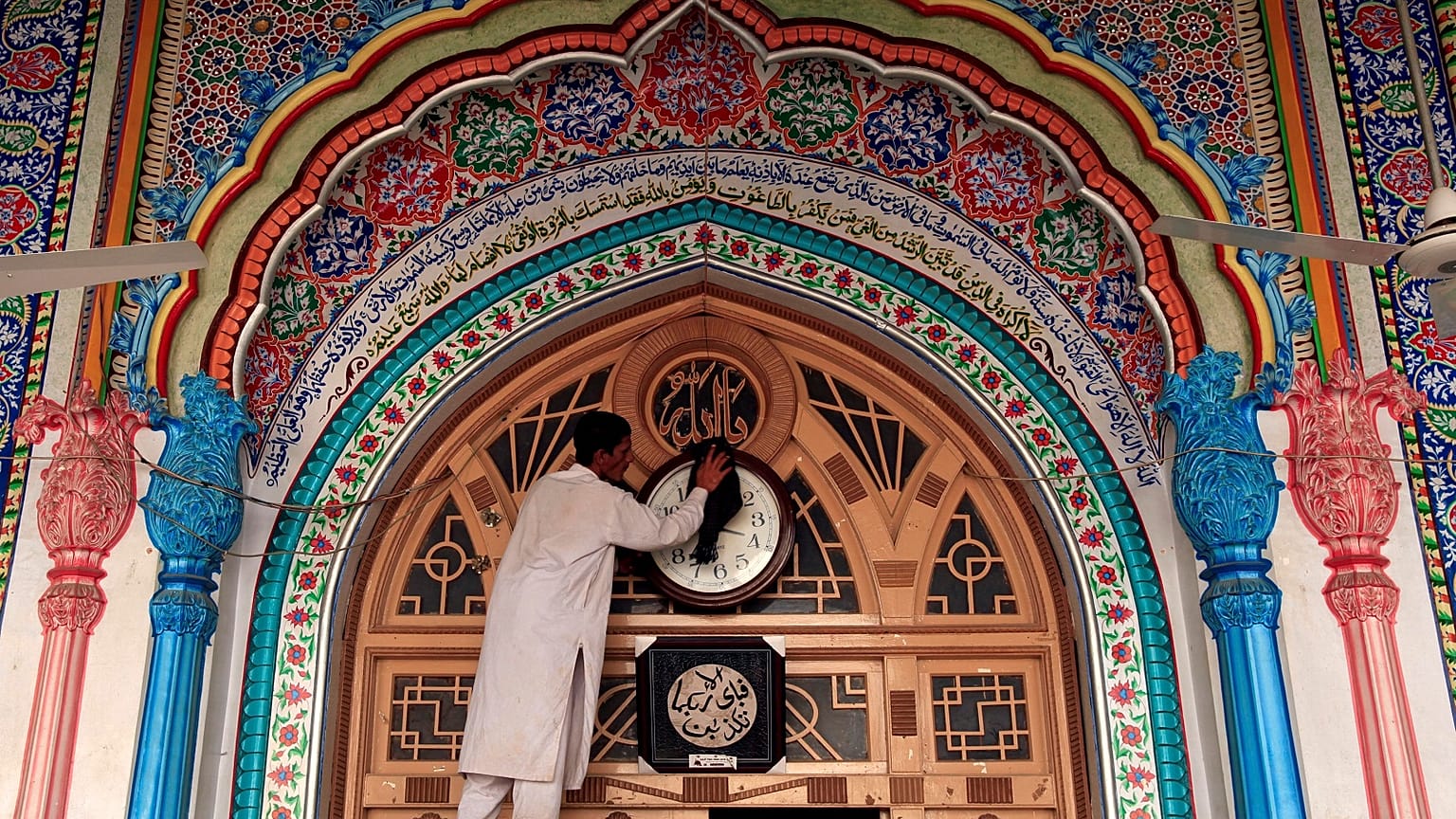شخص داخل المسجد الكبير في باكستان 