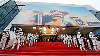 Stormtrooper bewachen rechts und links den Roten Teppich in Cannes