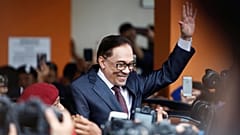 Anwar Ibrahim grüßt nach seiner Freilassung
