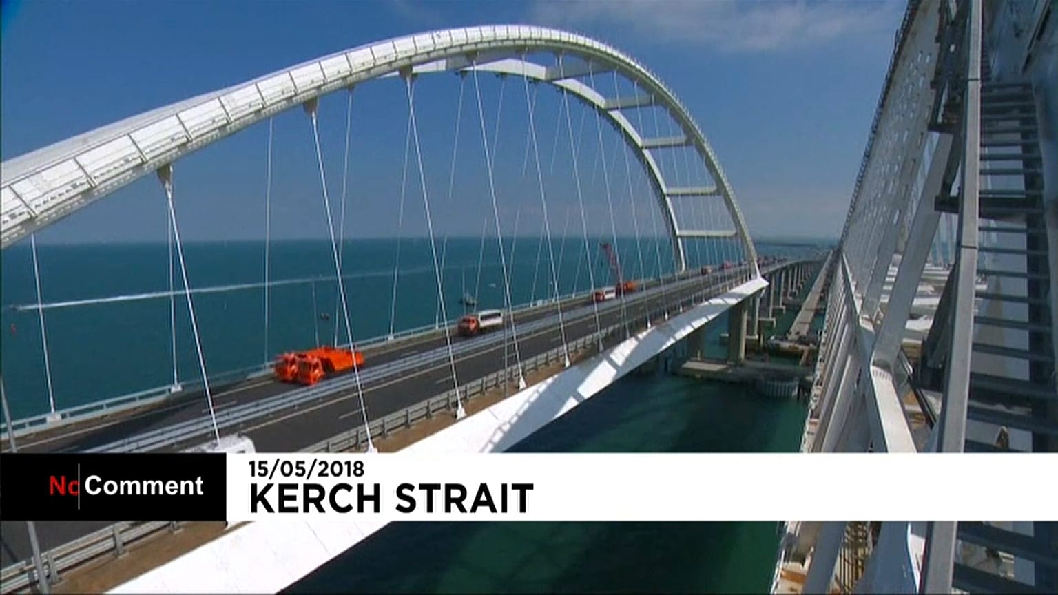 Vladimir Poutine inaugure le nouveau pont reliant la Crimée à la Russie... en camion