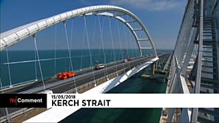 Vladimir Poutine inaugure le nouveau pont reliant la Crimée à la Russie... en camion