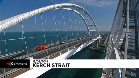 Vladimir Poutine inaugure le nouveau pont reliant la Crimée à la Russie... en camion