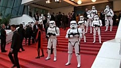 Cannes, misure eccezionali per la proiezione di 'Solo: a star war story'. Sul red carpet le Storm Trooper