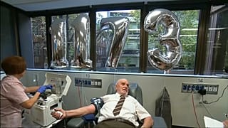 “Homem do braço de ouro” dá sangue pela última vez