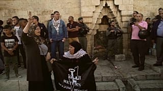 Israeli soldiers disperse protesters near Damascus Gate