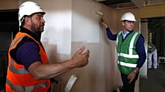 "Гренфелл-тауэр": Принц Уильям помогает строителям