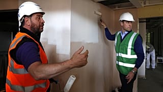 "Гренфелл-тауэр": Принц Уильям помогает строителям