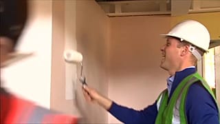Le prince William, peintre en bâtiment à la tour Grenfell