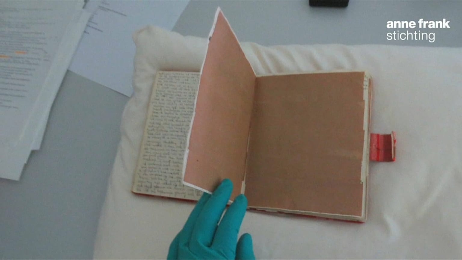 Découverte de deux pages inédites du journal d'Anne Franck 