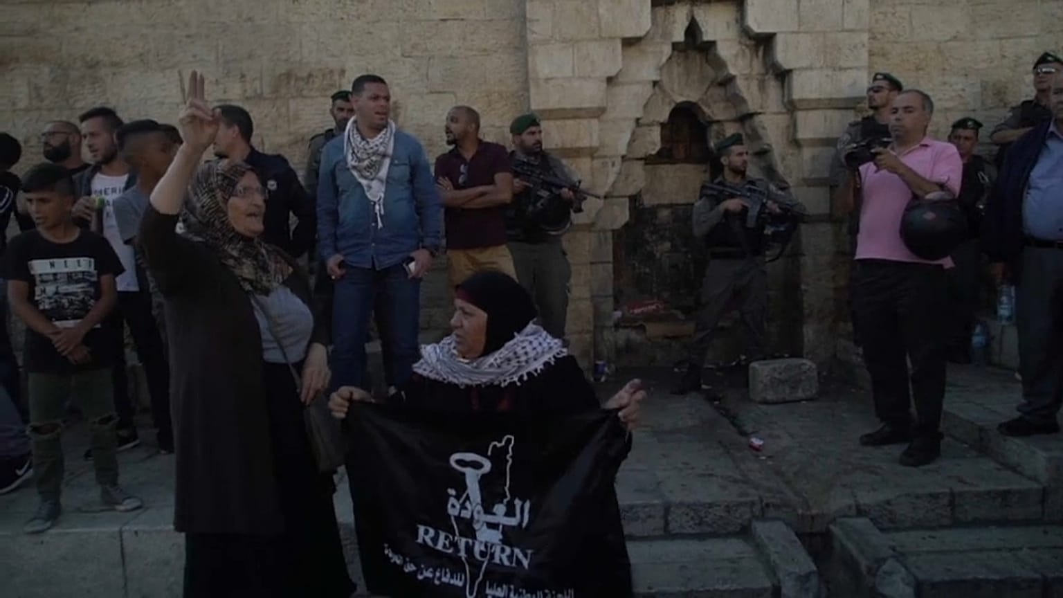 قوات إسرائيلية تفرق محتجين فلسطينيين أمام باب العامود في القدس