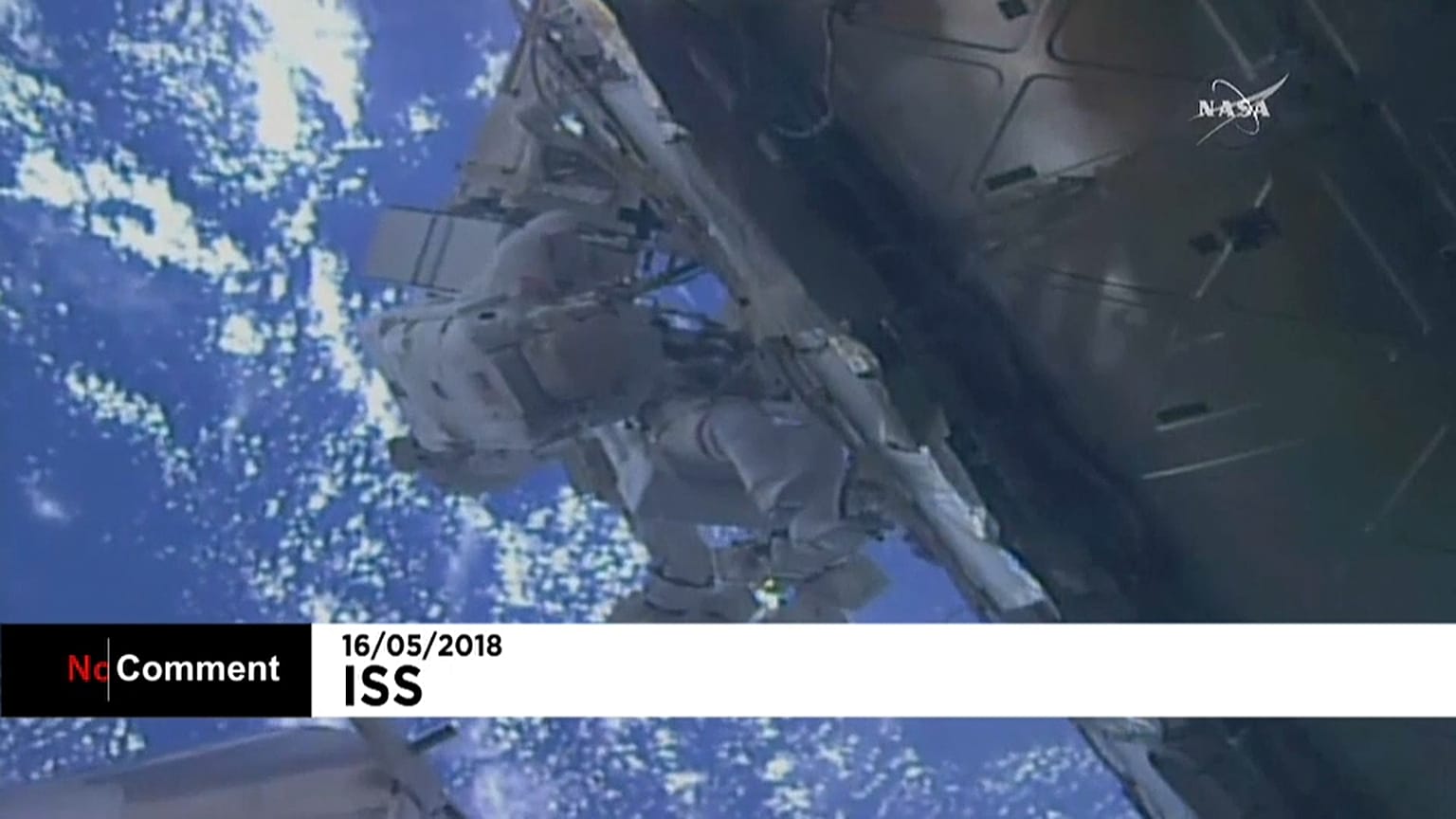 Astronautas passeiam fora da Estação Espacial Internacional