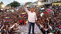 Sopas y fe en el cierre de campaña de Bertucci en Venezuela