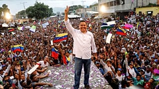 Sopas y fe en el cierre de campaña de Bertucci en Venezuela