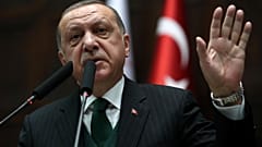 الرئيس التركي رجب طيب إردوغان يتحدث في البرلمان التركي في أنقرة 
