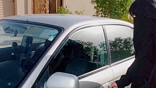 سعوديات يُحيين #لن تقودي.. ويتندرن على رافضي فكرة قيادتهن السيارة