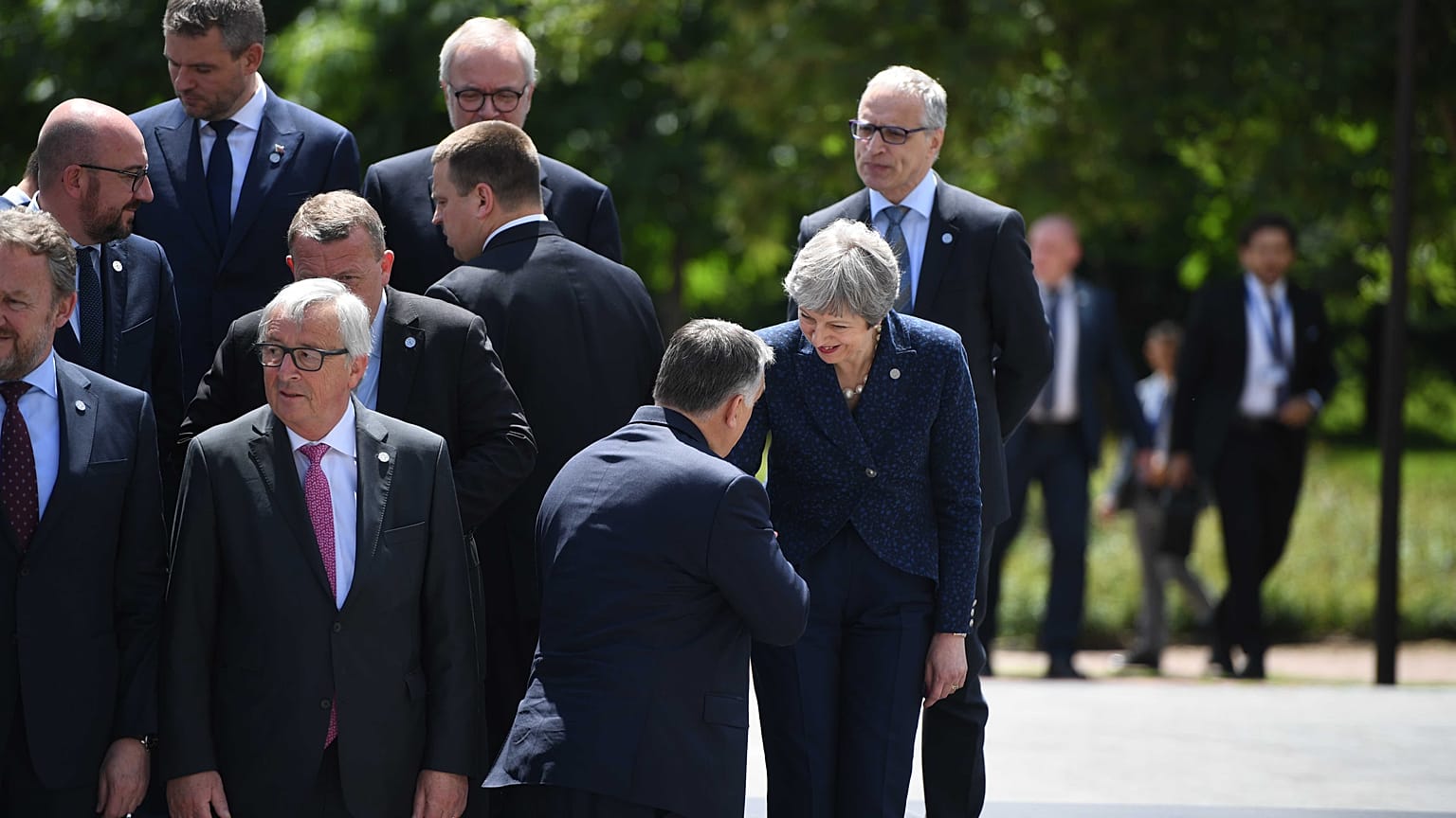 Családi fotó Orbán Viktor magyar és Theresa May brit kormányfő kézfogásával