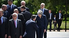 Családi fotó Orbán Viktor magyar és Theresa May brit kormányfő kézfogásával